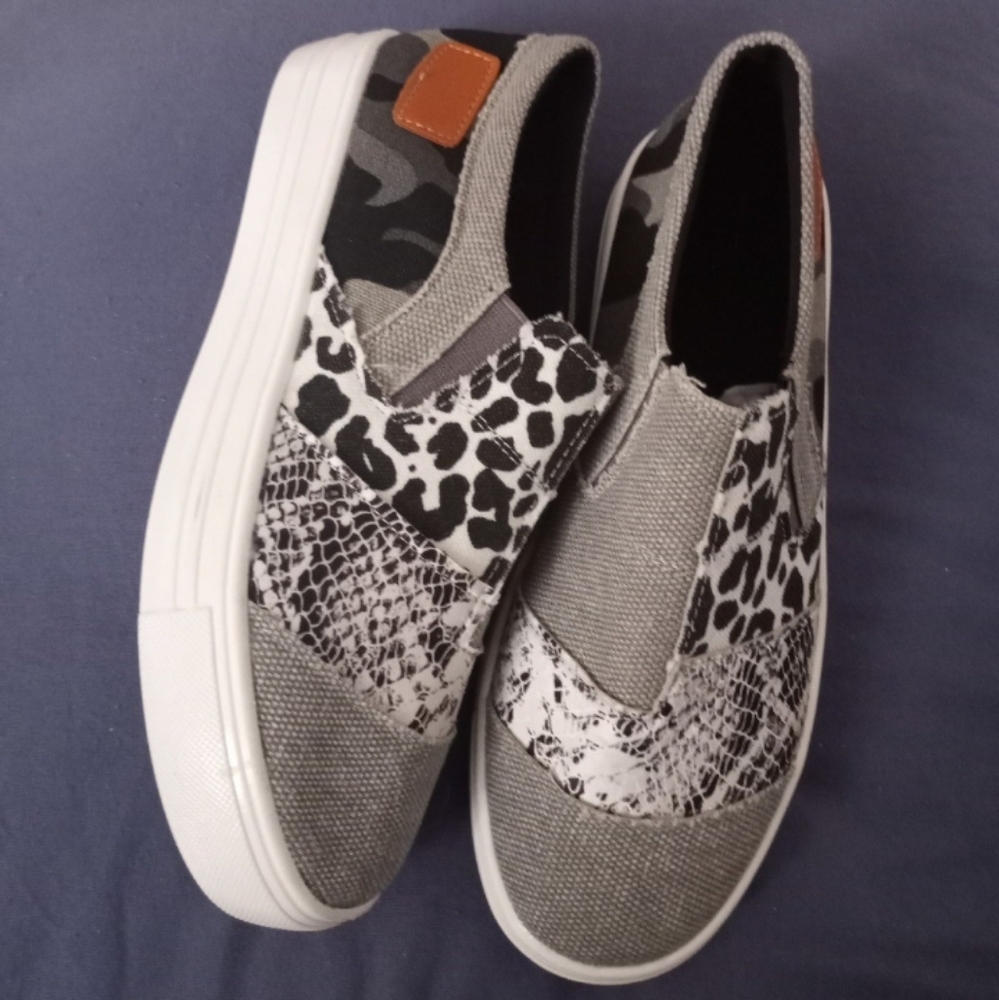 NEW Women's slip on canvas sneakers
